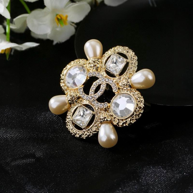 Chanel Brooch 06yxs03